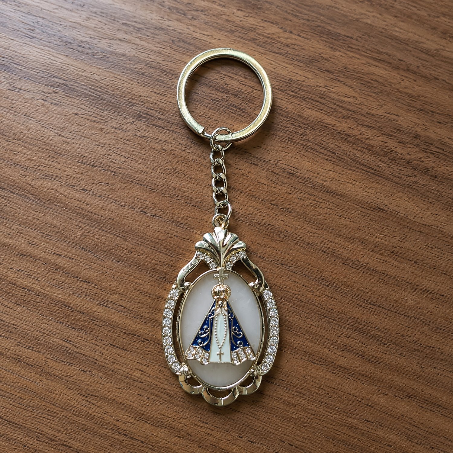 Chaveiro de Nossa Senhora Aparecida Color Oval Dourado Strass
