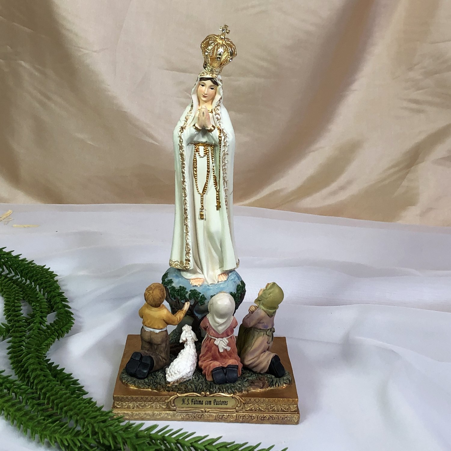 Imagem de Nossa Senhora de Fátima com Pastores de Resina Importada com Coroa - 22 cm