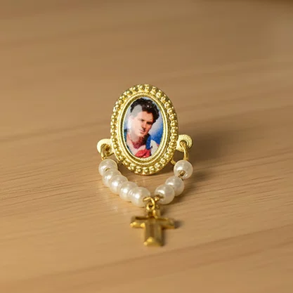 12 unid - Bóton Oval de São Carlo Acutis com Mini Terço Pérola