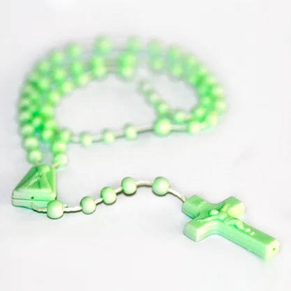 12 Unid - Terço Nylon Verde Claro Leitoso Entremeio Sagrado Coração de Jesus e Nossa Senhora Aparecida 27cm