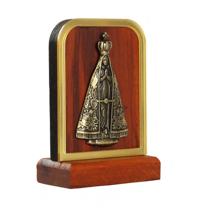 Adorno de Madeira de Nossa Senhora Aparecida Metal Oval Detalhe Acrílico - 10,5 cm