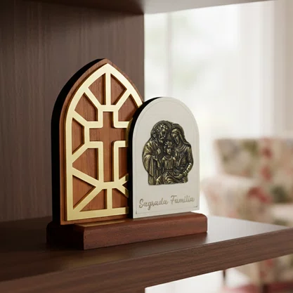 Adorno de Madeira Sagrada Família Metal Oval Detalhe Acrílico - 14 cm x 13,5 cm