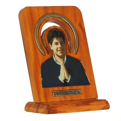 Adorno de Mesa Carlo Acutis Resinado Ouro Velho - 20 x 14 cm 