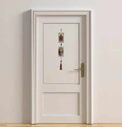 Adorno de Porta Nossa Senhora das Lágrimas e Jesus Manietado Retangular com Pompom Marrom