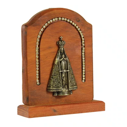 Adorno Mesa de Madeira Nossa Senhora Aparecida Metal Ouro Velho Strass - 15 cm x 12 cm