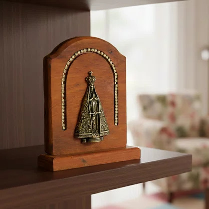 Adorno Mesa de Madeira Nossa Senhora Aparecida Metal Ouro Velho Strass - 15 cm x 12 cm