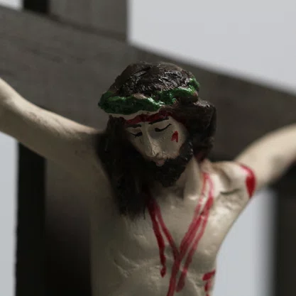 Cenário Nossa Senhora das Dores Contempla Jesus na Cruz