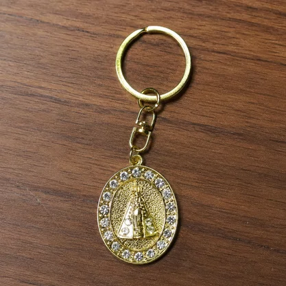 Chaveiro de Nossa Aparecida Oval Dourado Strass