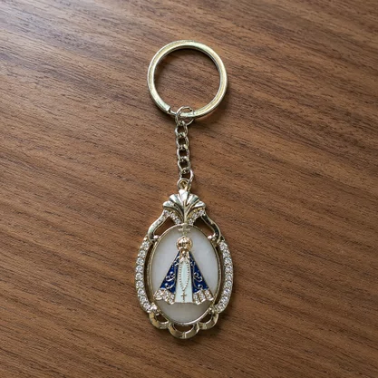 Chaveiro de Nossa Senhora Aparecida Color Oval Dourado Strass