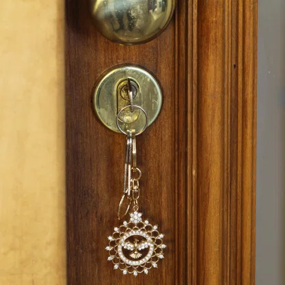 Chaveiro Divino Espírito Santo Redondo Dourado