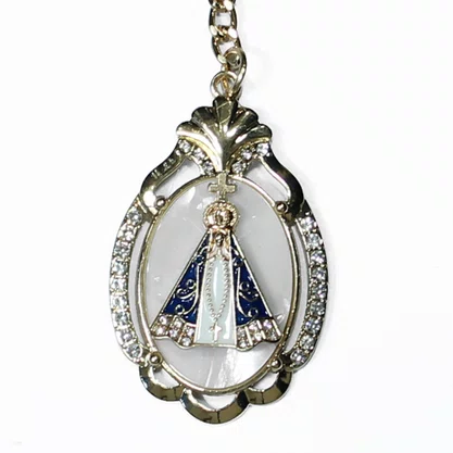 Chaveiro de Nossa Senhora Aparecida Color Oval Dourado Strass