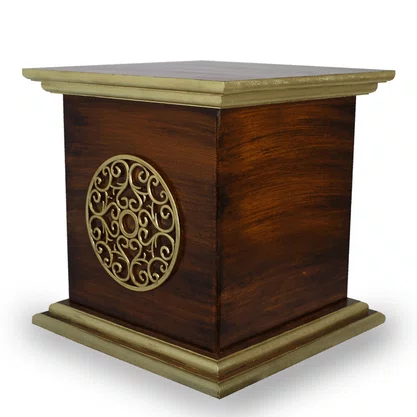 Coluna Pedestal de Madeira Escura para Imagens e Detalhe Dourado - 40 cm X 42 cm