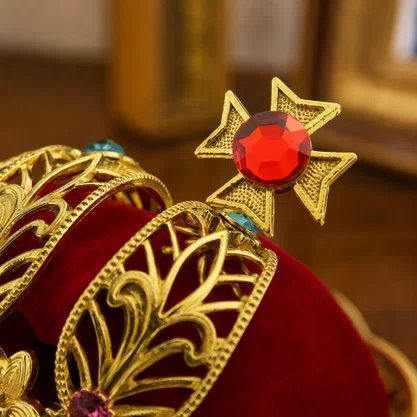 Coroa Dourada em Metal Fundido com Veludo Vermelho - 12 cm