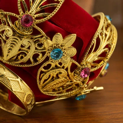 Coroa Dourada em Metal Fundido com Veludo Vermelho - 12 cm