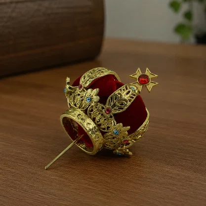 Coroa Dourada em Metal Fundido com Veludo Vermelho - 5,5 cm