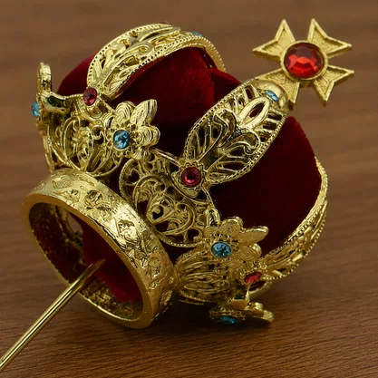 Coroa Dourada em Metal Fundido com Veludo Vermelho - 5,5 cm