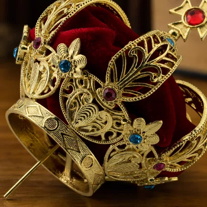 Coroa Dourada em Metal Fundido com Veludo Vermelho - 9,5 cm
