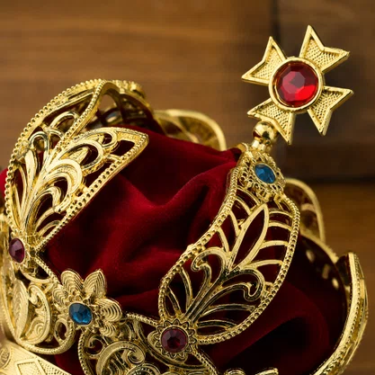 Coroa Dourada em Metal Fundido com Veludo Vermelho - 9,5 cm