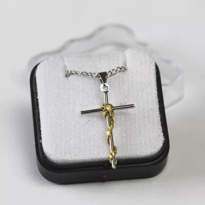 Corrente Cruz Prata com Fio Dourado Trabalhado - Inox e folheado 
