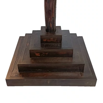 Crucifixo com Base Quadrada Degraus de Resina Nacional - 115 cm