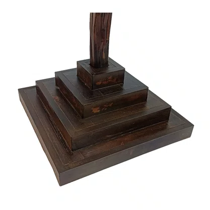 Crucifixo com Base Quadrada Degraus de Resina Nacional - 115 cm