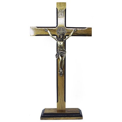 Crucifixo de Mesa em Madeira com Medalha de São Bento 33 cm