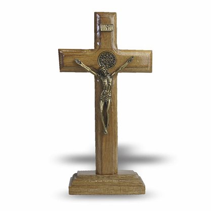 Crucifixo de Mesa em Madeira Cristo e Aplique Medalha de Sao Bento em Metal 17 Cm