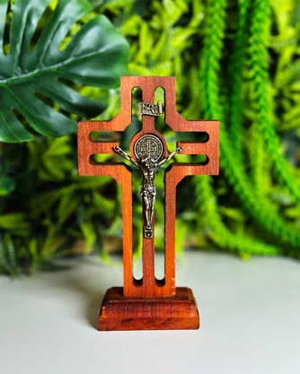 Crucifixo de Mesa Madeira Vazada e Ouro Velho - 15 cm x 8 cm 
