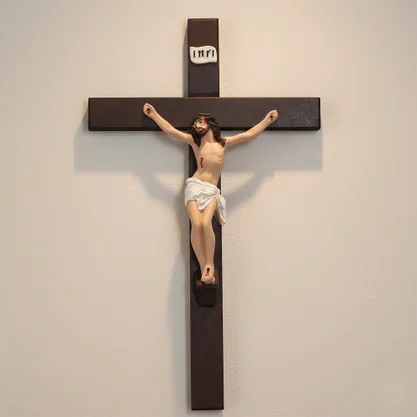 Crucifixo de Parede em Madeira Cristo em Resina - 45 cm x 26 cm