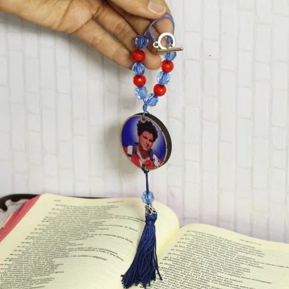 Dezena para Carro de São Carlo Acutis Conta Azul e Vermelho Pompom