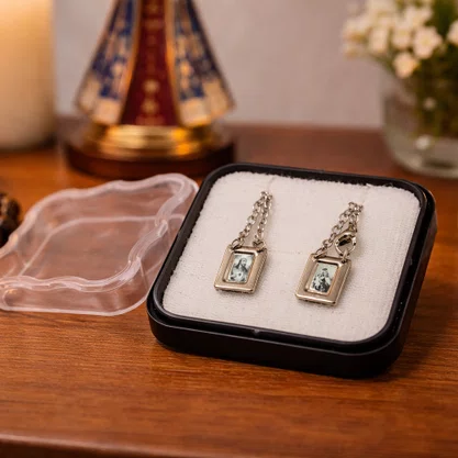 Escapulário Inox Quadrangular Foto Preto e Branco de Nossa Senhora do Carmo Infantil