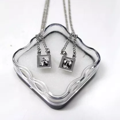 Escapulário Mini Quadrado Preto e Branco Nossa Senhora do Carmo de Inox
