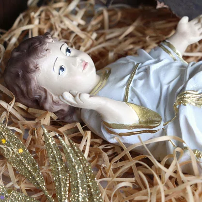 Imagem de Menino Jesus Perna Junta Veste Branca de Resina Nacional - 17 cm