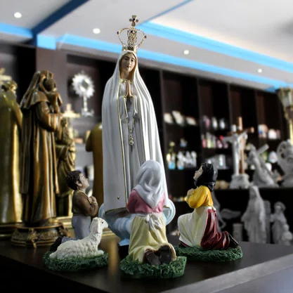 Imagem de Nossa Senhora de Fátima com Pastores de Resina Nacional com Coroa - 29 cm