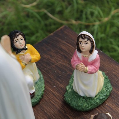 Imagem de Nossa Senhora de Fátima com Pastores de Resina Nacional com Coroa - 29 cm