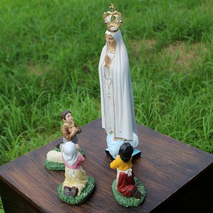 Imagem de Nossa Senhora de Fátima com Pastores de Resina Nacional com Coroa - 29 cm