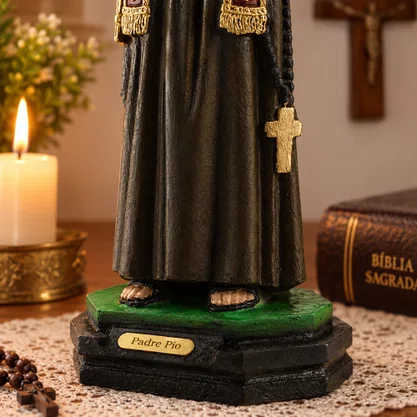 Imagem de Padre Pio de Resina Nacional - 20 cm