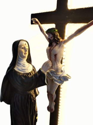 Imagem de Santa Rita contempla Jesus na Cruz de Resina Nacional - 53 cm