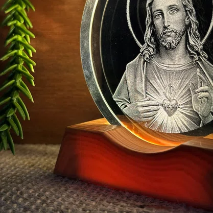 Luminária Led do Sagrado Coração de Jesus Vidro Esculpido - 9 cm