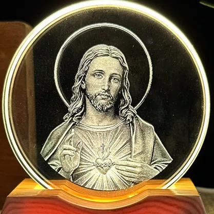 Luminária Led do Sagrado Coração de Jesus Vidro Esculpido - 9 cm