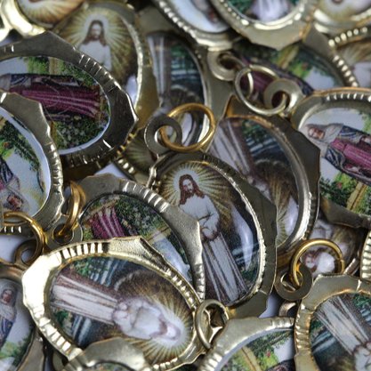 100 Unidades - Medalha Chapa Nossa Senhora das Lágrimas e Jesus Manietado Frente e Verso