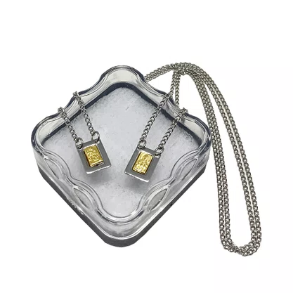 Mini Escapulário Retangular Relevo Dourado Nossa Senhora do Carmo de Inox