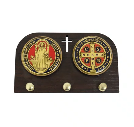 Porta Chave de São Bento Medalha Relevo Madeira Escura - 7 cm x 12 cm