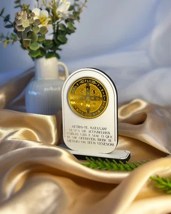 Adorno de Mesa Medalha de São Bento MDF e Acrílico 