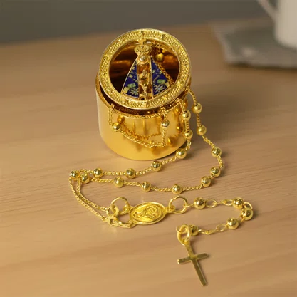Relicário Dourado com Terço de Nossa Senhora Aparecida Tampa Vazada