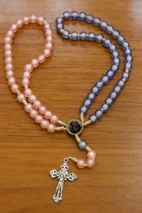 Terço Casal Plástico Azul e Rosa 6 mm