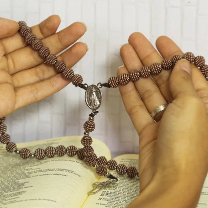 Terço de Nossa Senhora Aparecida Contas Crespas Marrom Claro - 10 mm