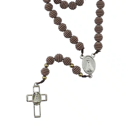 Terço de Nossa Senhora Aparecida Contas Crespas Marrom Claro - 10 mm