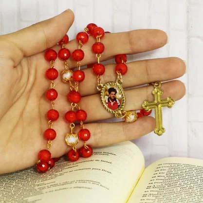 Terço de  São Carlo Acutis Semi Cristal Vermelho e Dourado - 7 mm
