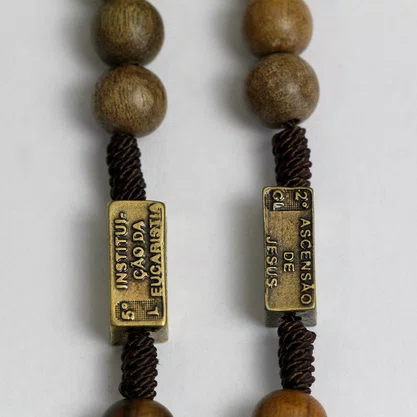 Terço Mistérios Metal Ouro Velho Madeira Imbuia 10mm